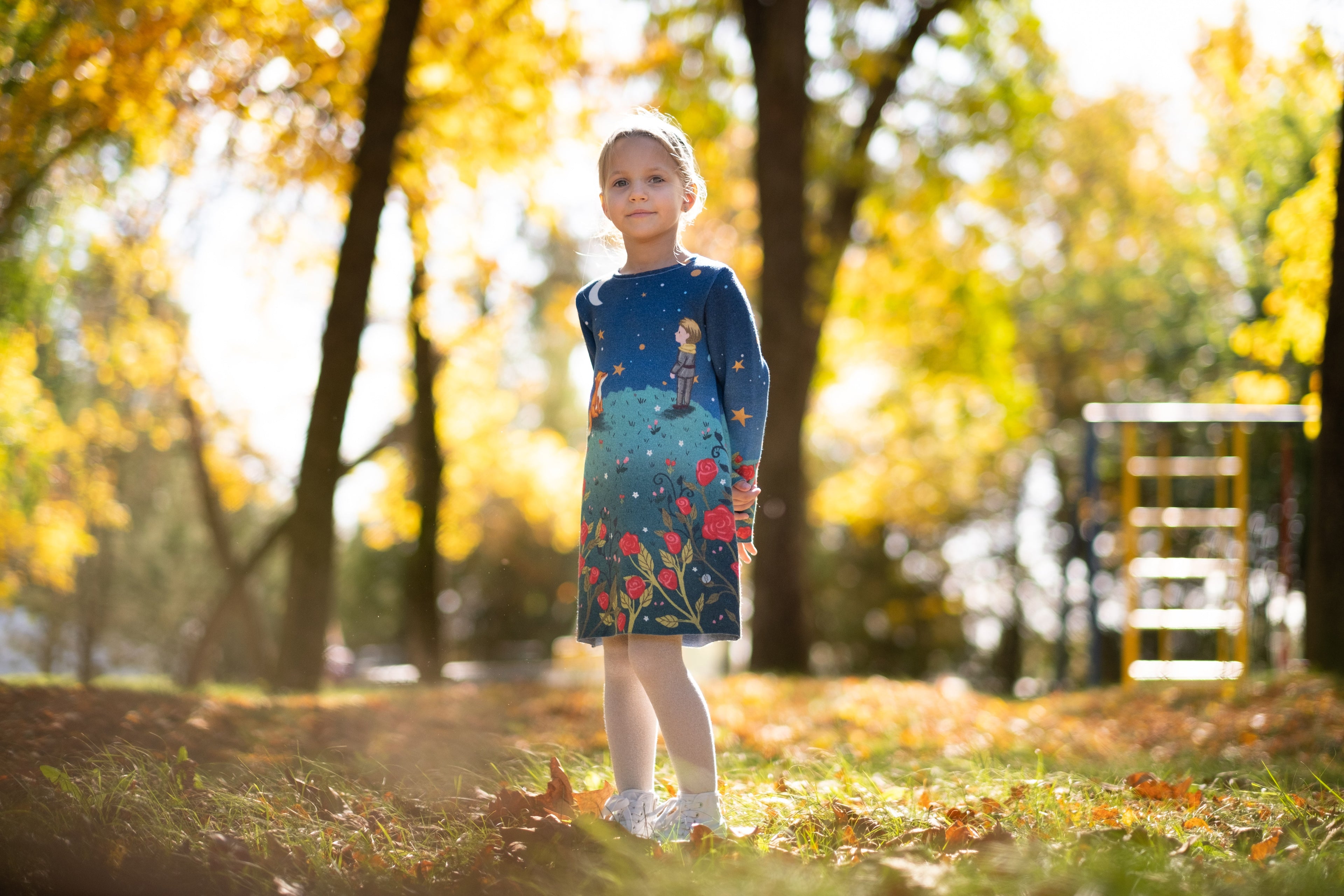 BAIKA kolekcija zimskih haljina za devojčice – model Lisica, kreativna fotografija u prirodi (štrikana haljina, topli tonovi, jesen/zima)