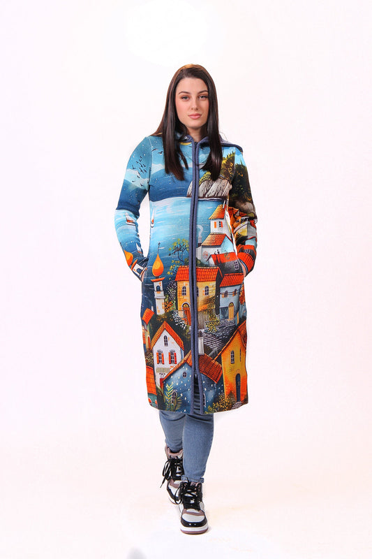 BAIKA kaput za žene Ostrvo – štrikani kaput sa kapuljačom ili kragnom, midi 85 cm ili maxi 100 cm, mediteranski motiv kućica i mora u plavim i terakota tonovima, rajsferšlus celom dužinom