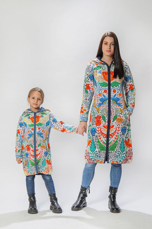 BAIKA kaput za žene Beli Eden – štrikani kaput sa kapuljačom ili kragnom, midi 85 cm ili maxi 100 cm, bela podloga sa folk cvetnim motivima i pticama